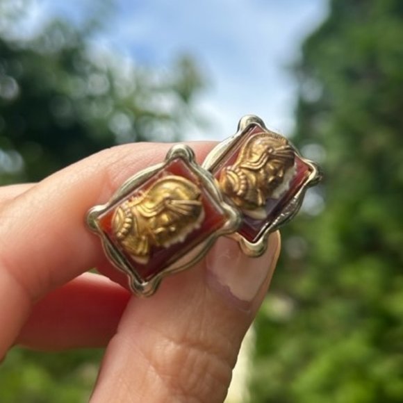 Vintage Other - VTG Knights Cameo 3-D Silver/Gold/Lucite CUFFLINKS